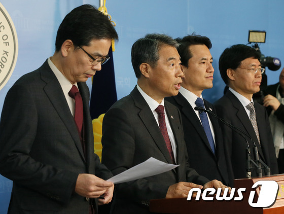 자유한국당 곽상도 의원(왼쪽) /뉴스1 © News1 송원영 기자