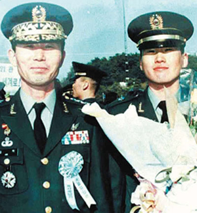 고 김훈 중위(오른쪽)의 육군사관학교 졸업식에 참석한 1군단장 재직 시절의 김척 장군.