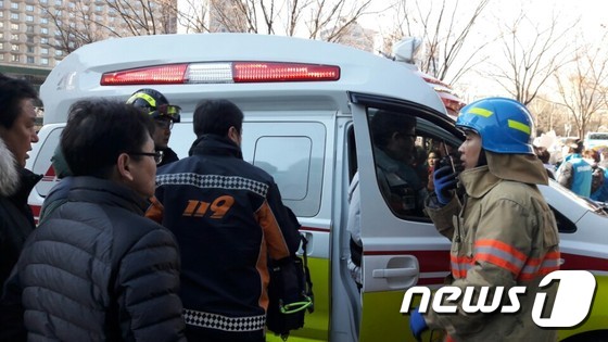 24일 서울시청 신관 로비에 진입해 흉기로 자해한 이모씨(79)가 119구급대에 의해 이송되고 있다© News1