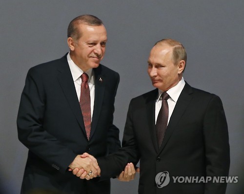 지난해 10월 터키 이스탄불에서 열린 세계에너지회의에서 블라디미르 푸틴 러시아 대통령(오른쪽)과 레제프 타이이프 에르도안 터키 대통령이 악수하는 모습. [연합뉴스 자료사진]