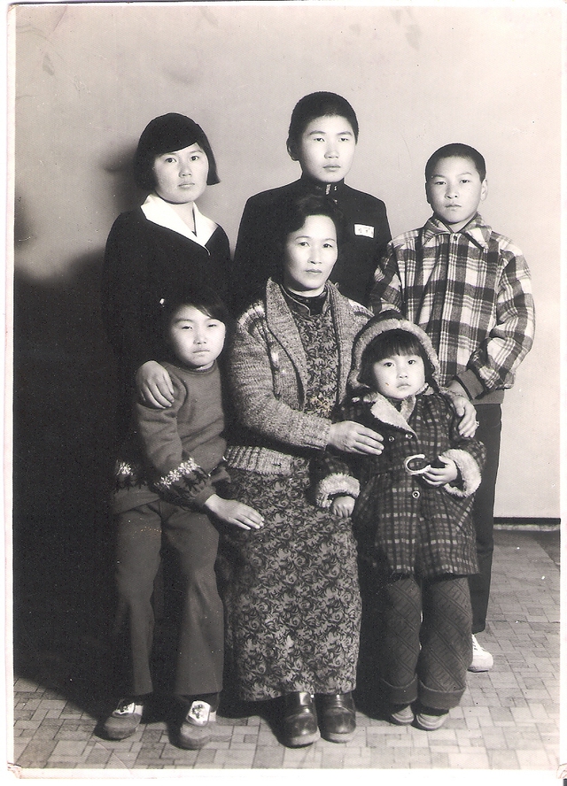 안희정 충남도지사(뒷줄 오른쪽)가 초등학생 때 어머니 및 형제들과 찍은 기념사진. 안희정 경선캠프 제공