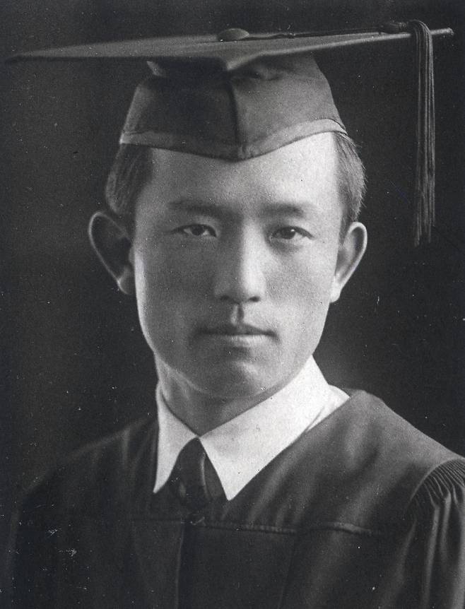 1941년 연희전문 문과대를 졸업한 윤동주 시인 졸업사진. [사진 연세대]