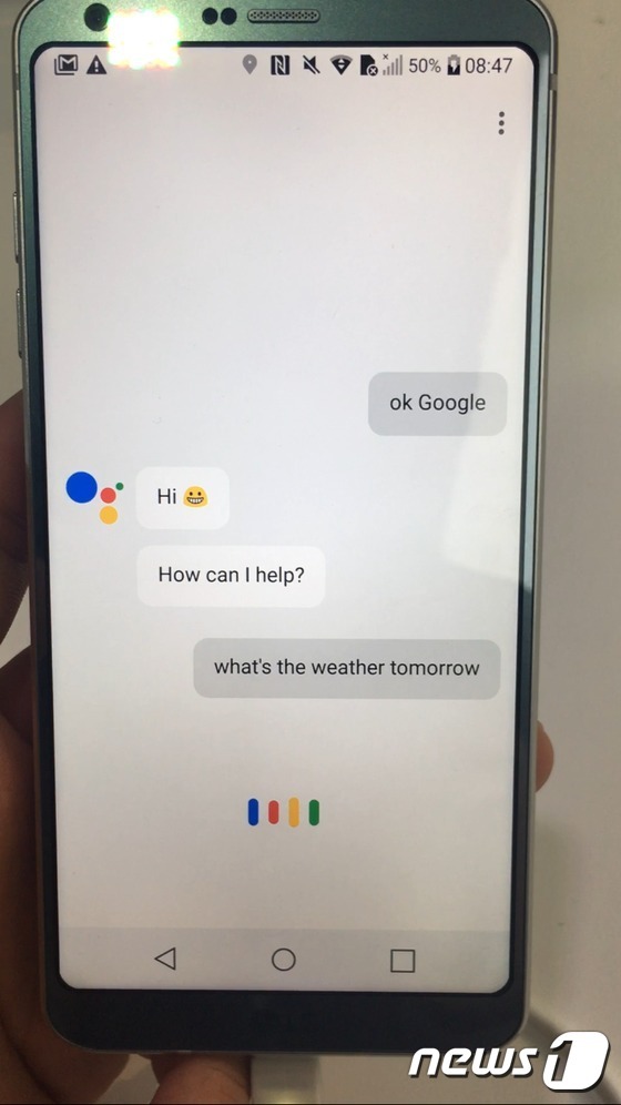 LG전자가 26일(현지시간) 스페인 바르셀로나에서 공개한 전략 스마트폰 'LG G6'에 최초 탑재된 음성인식 인공지능(AI) 서비스 '구글 어시스턴트'를 작동시킨 모습. 2017.2.26/뉴스1 © News1