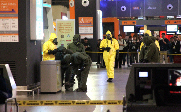 말레이시아 쿠알라룸푸르 국제공항2에서 보안요원들이 만일에 대비, 김정남 살해에 쓰인 독극물 VX 잔여물을 수색·제거하는 작업을 하고 있다. 쿠알라룸푸르 | 연합뉴스