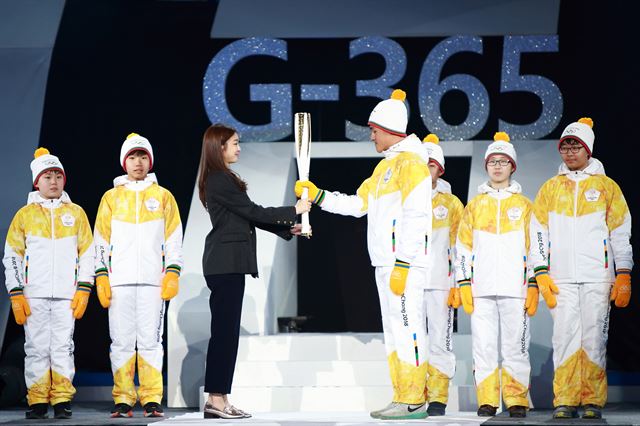 평창올림픽 G-365 행사에서 김연아(왼쪽 세 번째)가 성화봉을 전달 받고 있다. 평창 조직위 제공