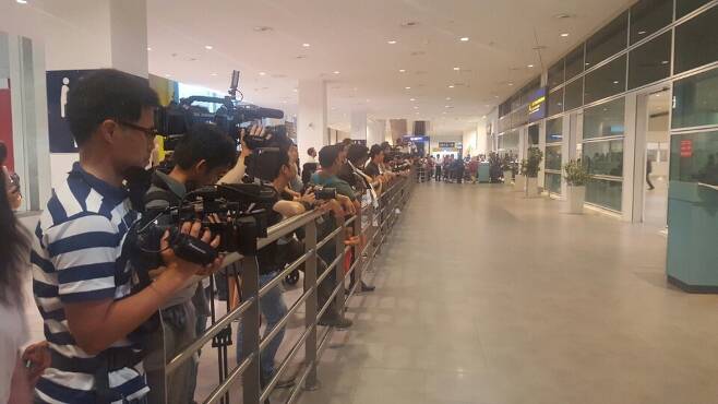20일 김한솔 입국설이 현장 기자들 사이에 퍼지면서 쿠알라룸푸르 국제공항엔 수백명의 기자들이 몰려들었다. 이곳에서 밤을 샌 기자들도 있었지만 입국설은 오보였다. 김준영 기자