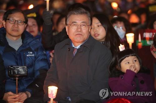 (전주=연합뉴스) 임채두 기자 = 31일 더불어민주당 문재인 전 대표가 촛불을 들고 있다. 2016.12.31  doo@yna.co.kr  (끝)