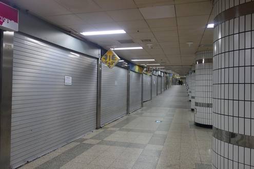 서울도시철도공사가 관리하는 반포역 지하상가. 점포 2개를 제외하고 영업 중인 곳이 없다. /최문혁 기자