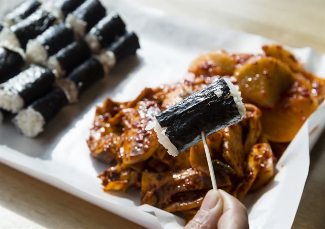 그림 9 김밥과 오징어무침섞박지가 따로나오는 충무김밥. 한국관광공사 제공.