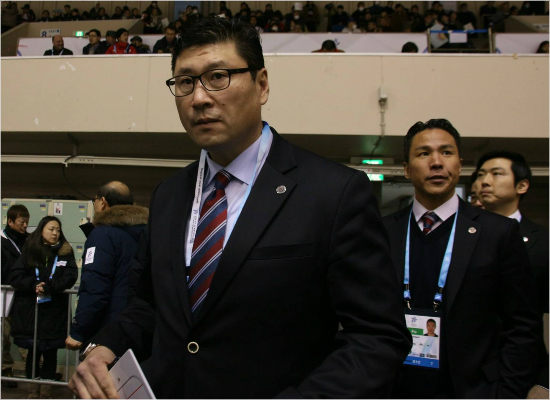 'NHL의 한국인 영웅들' 삿포로동계아시안게임에서 남자 아이스하키 사상 첫 은메달을 이끈 백지선 감독(왼쪽)과 박용수 코치.(삿포로=대한아이스하키협회)