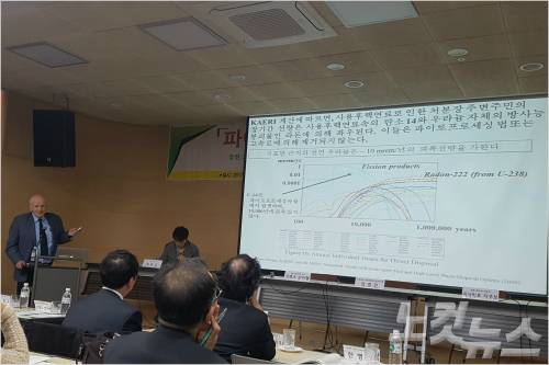 미국의 원자력 전문가인 프랭크 반 히펠 프린스턴대 교수가 28일 대전청소년위캔센터에서 열린 '파이로프로세싱의 허와 실 세미나'에서 한국원자력연구원에서 실시되는 파이로프로세싱 실험과 소듐냉각고속로 개발사업의 안전성과 경제성을 반박하고 있다. (사진=김정남 기자)