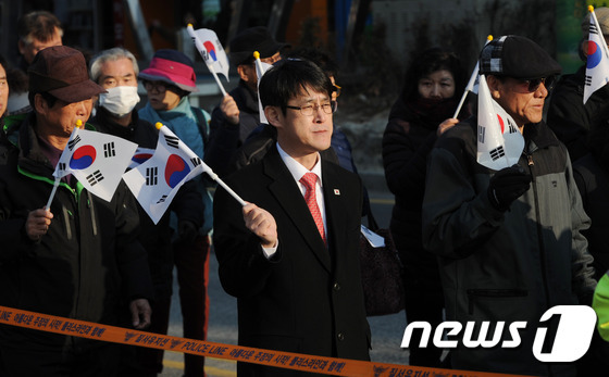 지난 3월 태극기 집회에 참석해 거리 시위를 하는  김학철 도의원. © News1