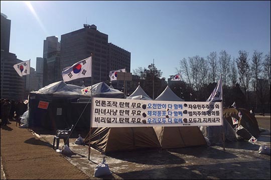 서울광장에 설치된 ‘애국텐트’를 둘러싸고 서울시와 보수단체 간 갈등이 격화되고 있다. ⓒ데일리안 박진여 기자