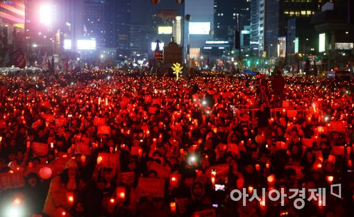 4일 서울 종로구 광화문광장에서 열린 19차 촛불집회에서 참가자들이 박근혜 대통령 탄핵을 촉구하는 레드카드 퍼포먼스를 하고 있다. (사진=문호남 수습기자)