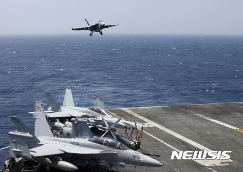 【남중국해=AP/뉴시스】 미 해군 소속 F-18 전투기가 3일 남중국해 상의 항공모함 USS 칼 빈슨 호에 착륙하고 있다. 2017.03.06