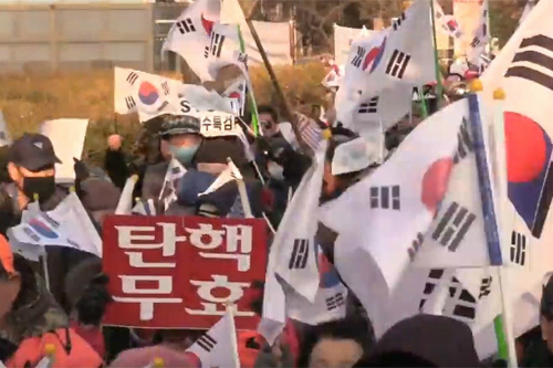 박영수 특검 집 앞에 몰려든 보수단체 회원들 (사진=유튜브 영상 캡처)