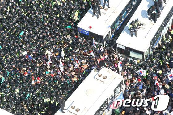 지난 3월10일 오전 서울 안국동 안국역 5번 출구 앞에서 탄핵 반대 집회 참가자들이 박근혜 대통령의 탄핵 인용이 결정되자 헌재로 향하며 경찰과 충돌하고 있다./뉴스1 © News1 사진공동취재단