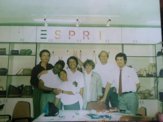 시몬느를 창업했을 당시 32살의 박은관 회장(왼쪽에서 네번째). “나와 손을 잡으면 당신들은 아시아 시장에서 핸드백 라인을 처음으로 시작한 개척자가 되는 겁니다.” 열의에 찬 말로 도나카란 뉴욕 컬렉션 담당자를 설득했다.