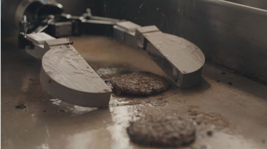 플리피가 햄버거 패티를 돌려가면서 굽는 장면.(사진=플리피 관련 동영상 캡처)
