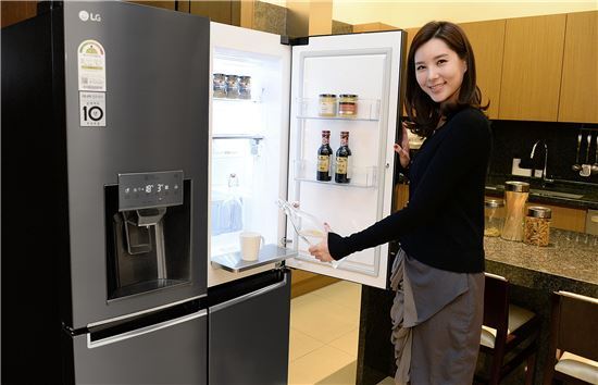 LG전자가 14일 ‘얼음정수기’, ‘매직스페이스’ 등 LG만의 차별화된 기능을 갖춘 2017년형 LG 디오스(DIOS) 냉장고를 출시했다.