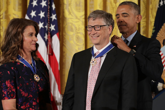 지난해 11월 바락 오바마 미국 전 대통령에게 ‘자유의 메달’을 받는 빌 게이츠와 그의 아내 멀린다 게이츠 [사진=게티이미지]