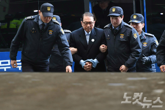 문화·예술계 블랙리스트에 관여한 혐의로 구속된 김기춘 전 청와대 비서실장이 1월 22일 서울 강남구 특검사무실로 소환되고 있다. (사진=박종민 기자)