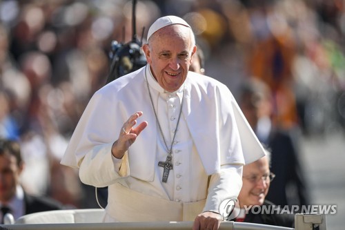 (바티칸시티 EPA=연합뉴스) 프란치스코 교황이 15일 바티칸 성베드로 광장에서 열린 일반알현에서 신자들에게 손을 흔들어 인사하고 있다.