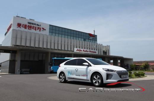 롯데렌탈의 롯데렌터카가 3월 17일부터 제주도에서 진행되는 제4회 국제전기자동차엑스포의 공식렌터카 업체로서 행사기간 홍보 부스를 통해 아이오닉 일렉트릭 전시 및 고객 시승을 실시하고 상담/계약까지 가능한 원스톱 서비스를 제공한다고 16일 밝혔다.