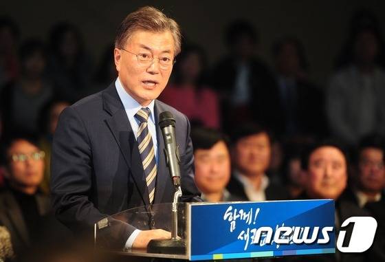 문재인 더불어민주당 대선주자가 19일 오후 부산항컨벤션센터에서 부산 선거대책위원회 구성 관련 기자회견을 하고 있다. 2017.3.19/뉴스1 © News1 여주연 기자