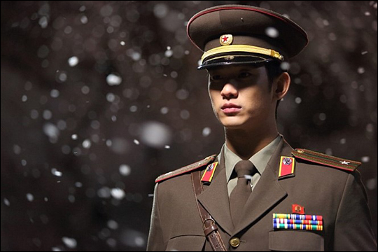 배우 김수현은 영화 '은밀하게 위대하게'에서 북한 최정예 엘리트 요원을 연기했다.ⓒ쇼박스