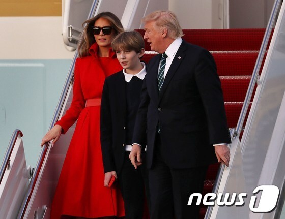 17일(현지시간) 대통령 전용기 에어포스원을 타고 플로리다 주 팜비치에 도착한 도널드 트럼프 미국 대통령(맨 오른쪽)과 영부인 멜라니아, 아들 배런. © AFP=뉴스1