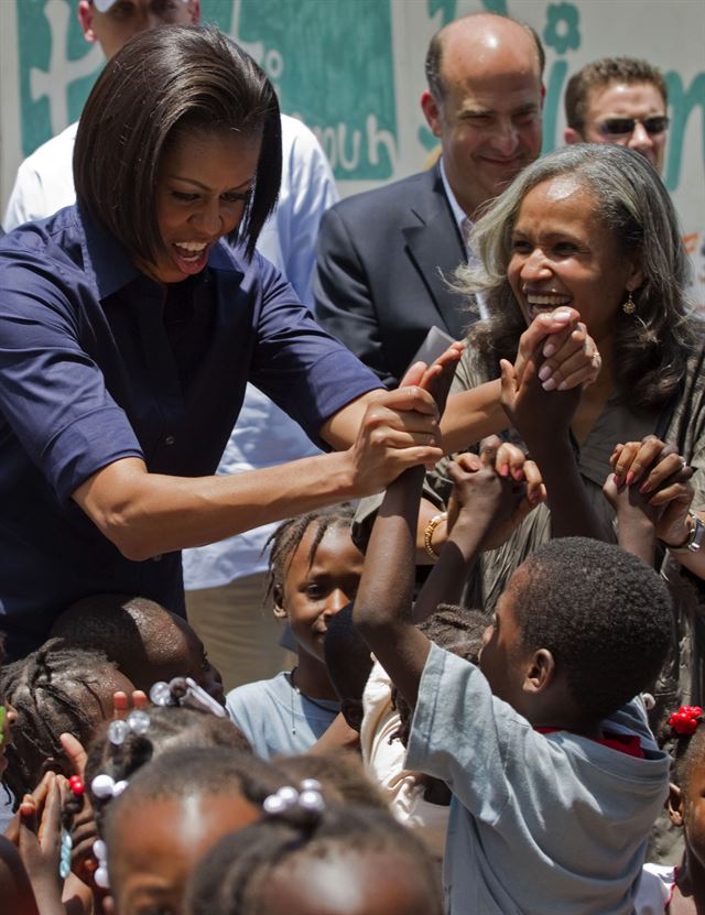 2010년 아이티 지진피해 대피센터에서 아이들과 만나고 있는 미셸 오바마(왼쪽). 한국일보 자료사진