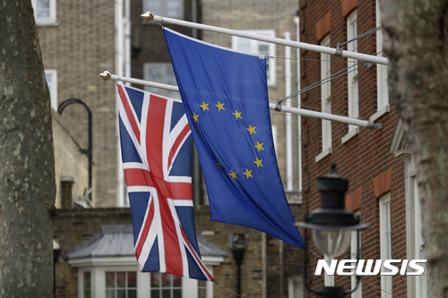 【런던=AP/뉴시스】런던의 유럽의회 영국 사무소 건물에 14일(현지시간) 영국 국기와 유럽연합(EU) 기가 나란히 걸려 있다. 2017.3.20.