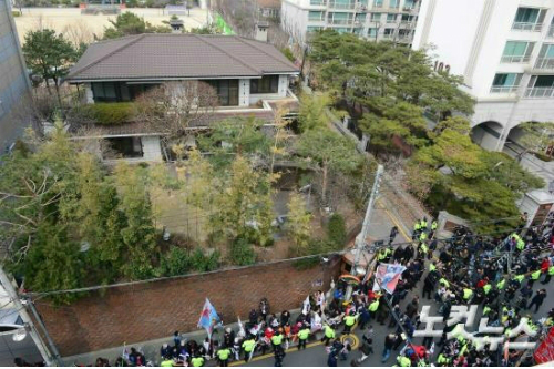 서울 강남구 삼성동 박 전 대통령 자택 앞에 박사모 회원들이 태극기와 성조기를 들고 탄핵 항의시위를 하고 있다. (사진공동취재단)