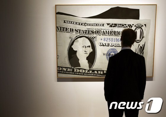 미국 설치미술가 앤디 워홀의 작품 '1달러지폐(1962년작)' © AFP=뉴스1