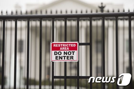 미국 백악관 울타리에 붙은 '진입금지' 경고문. © AFP=뉴스1
