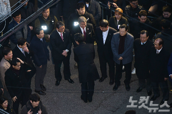 지난 12일 서울 삼성동 박 전 대통령의 사저 앞에서 모인 친박 의원들. (사진=사진공동취재단)