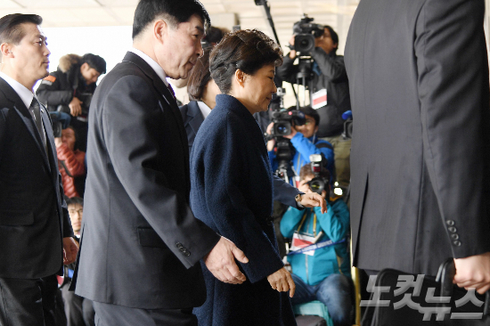 박근혜 전 대통령이 파면 11일 만인 21일 오전 서울 서초동 중앙지검에 피의자 신분으로 출석하고 있다. (사진=박종민 기자)