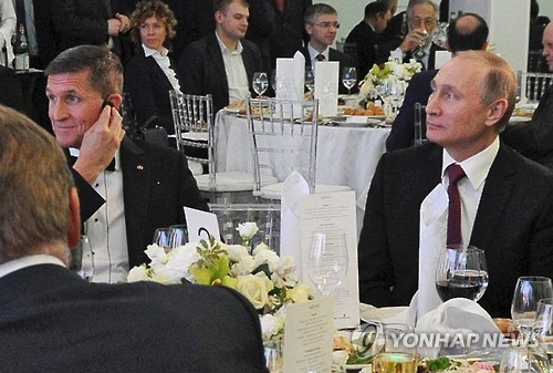 블라디미르 푸틴(왼쪽) 러시아 대통령과 헤드테이블에 나란히 앉아 있는 마이클 플린 전 백악관 국가안보회의(NSC) 보좌관[EPA=연합뉴스 자료사진]