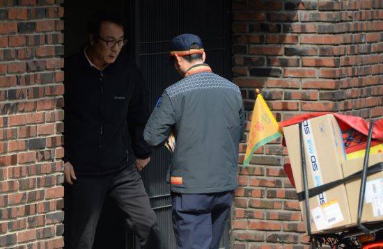 우체국 집배원이 23일 오전 서울 강남구 삼성동 박근혜 전 대통령 자택으로 온 우편물을 전달하고 있다. 뉴시스
