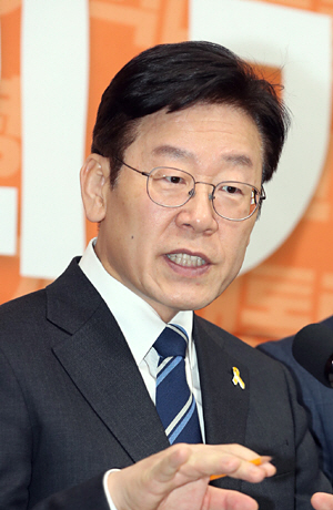 이재명 성남시장이 22일 전북도의회에서 기자회견을 하며 전북지역 발전 공약을 발표하고 있다.  연합뉴스