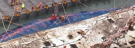 (진도=연합뉴스) 23일 오전 전남 진도군 사고 해역에서 세월호 인양 고박작업(배를 고정시키는 작업)이 활발하게 이뤄지고 있다.  photoy@yna.co.kr