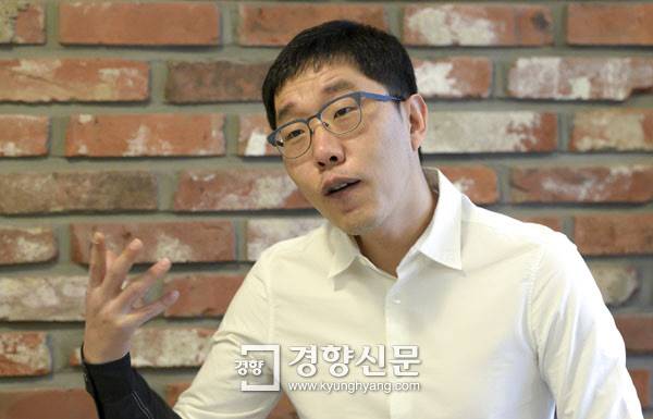 방송인 김제동이 지난 20일 서울 서초동 사무실에서 경향신문과 인터뷰하고 있다. 그는 “광장에서 나온 시민들의 의견을 모아 누가 대통령이 되더라도 이행해야 할 정책목록을 만드는 작업이 필요하다”고 강조했다. /이석우 기자 foto0307@kyunghyang.com