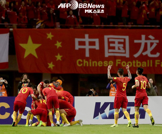 중국 선수들이 한국과의 러시아월드컵 최종 예선 6차전 홈경기 득점 후 기뻐하고 있다. 사진(후난성 창사)=AFPBBNews=News1
