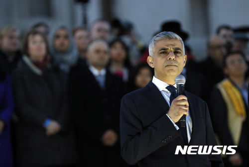 【런던=AP/뉴시스】사디크 칸 영국 런던 시장이 23일(현지시간)  트라팔가 광장에서 열린 테러 희생자 추모집회에 참석해 연설하고 있다.  2017.03.24