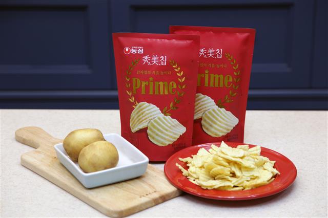 농심이 새롭게 출시한 ‘수미칩 프라임’. 세계 3대 식재료로 꼽히는 이탈리아산 검은 송로버섯을 사용했다.농심 제공