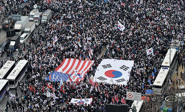 ⓒ연합뉴스 3월1일 서울 세종로사거리에서 열린 탄핵 반대 집회에서 태극기와 성조기가 나란히 펼쳐져 있다.