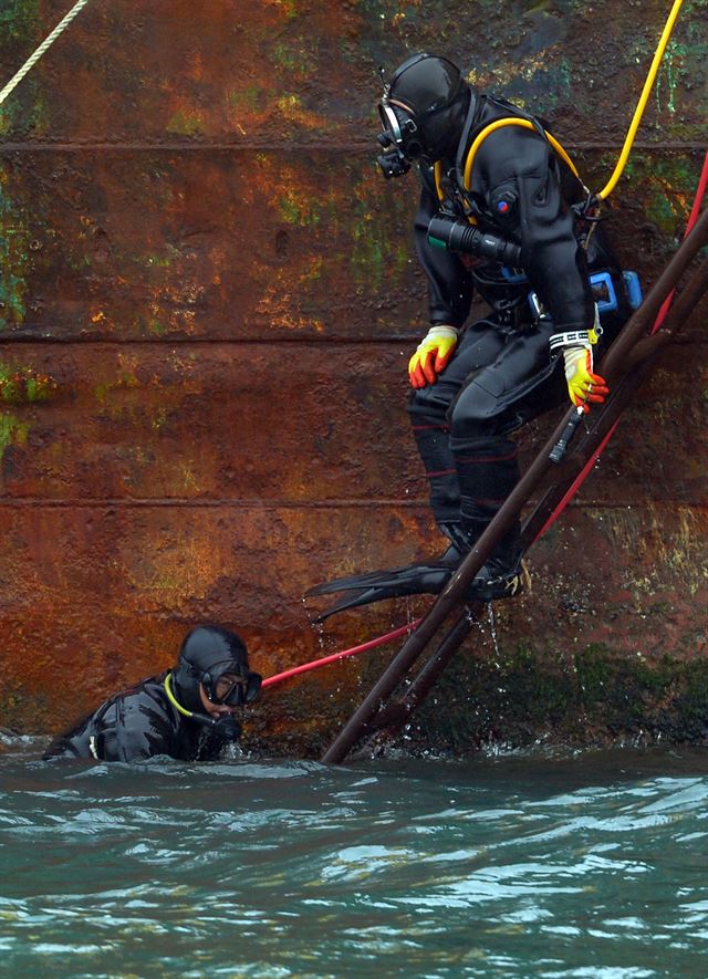 잠수사들이 세월호 참사 발생 한 달이 지난 2014년 5월14일 수색 작업을 위해 바다에 입수하고 있다. 연합뉴스