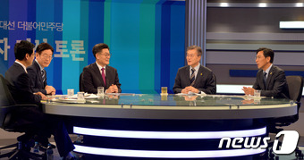 더불어민주당 대선주자들이 26일 오후 대전 MBC 스튜디오에서 열린 ‘2017 대선 더불어민주당 후보자 경선 토론회’ 를 준비하고 있다. 2017.3.26/뉴스1 © News1 주기철 기자
