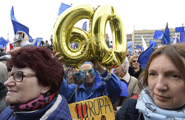 EU를 지지하는 시민들이 25일 폴란드 바르샤바 시내에서 EU기를 흔들며 EU창립 60주년을 자축하고 있다. 바르샤바=AP 연합뉴스tmeknow@hankookilbo.com
